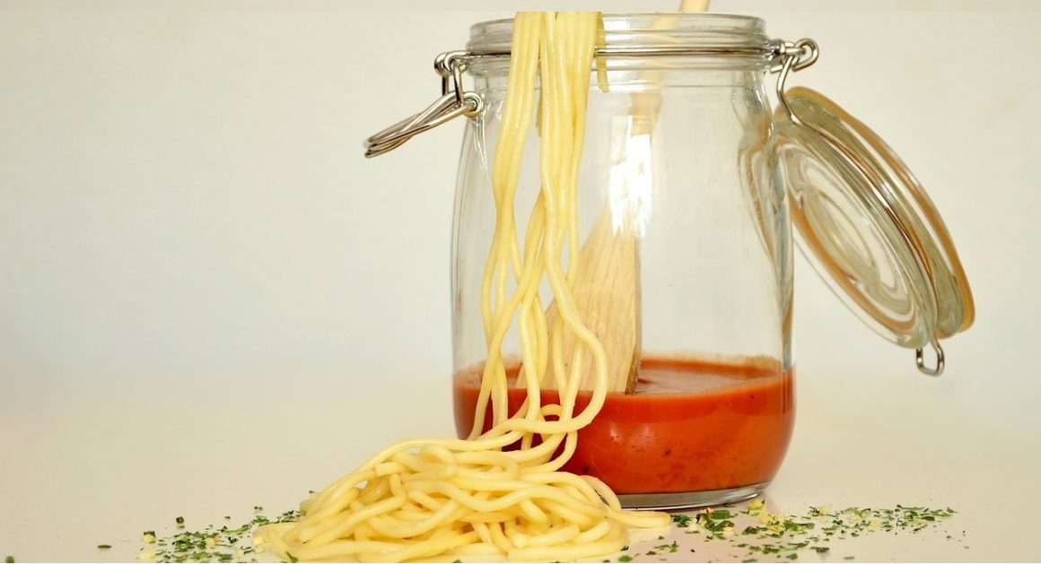 Spaghetti con grano canadese, salsa di pomodoro cinese e olio d’oliva tunisino